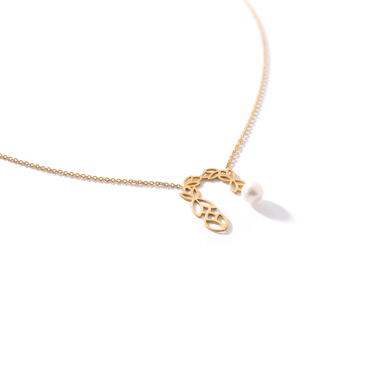 Curved Pendant Necklace with Pearl