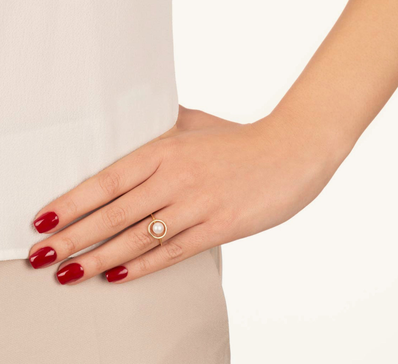 Circle pearl ring