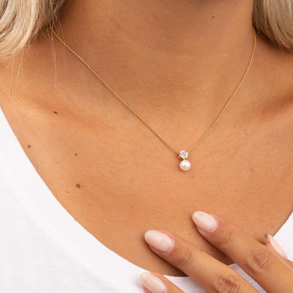 Flower Pendant Necklace with Pearl