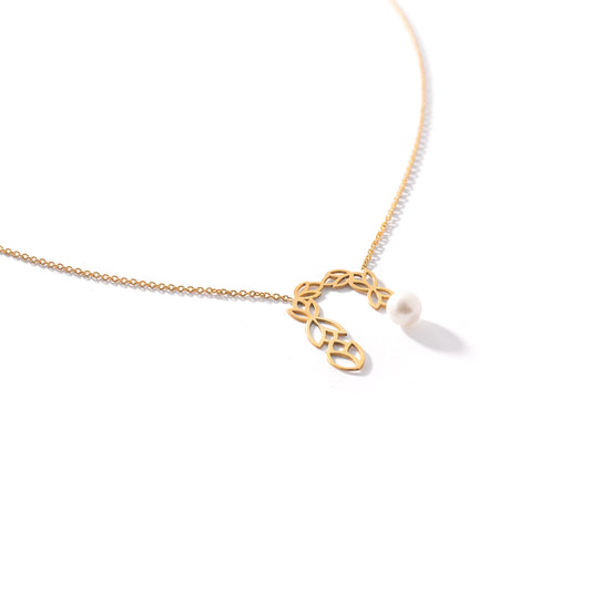 Curved Pendant Necklace with Pearl