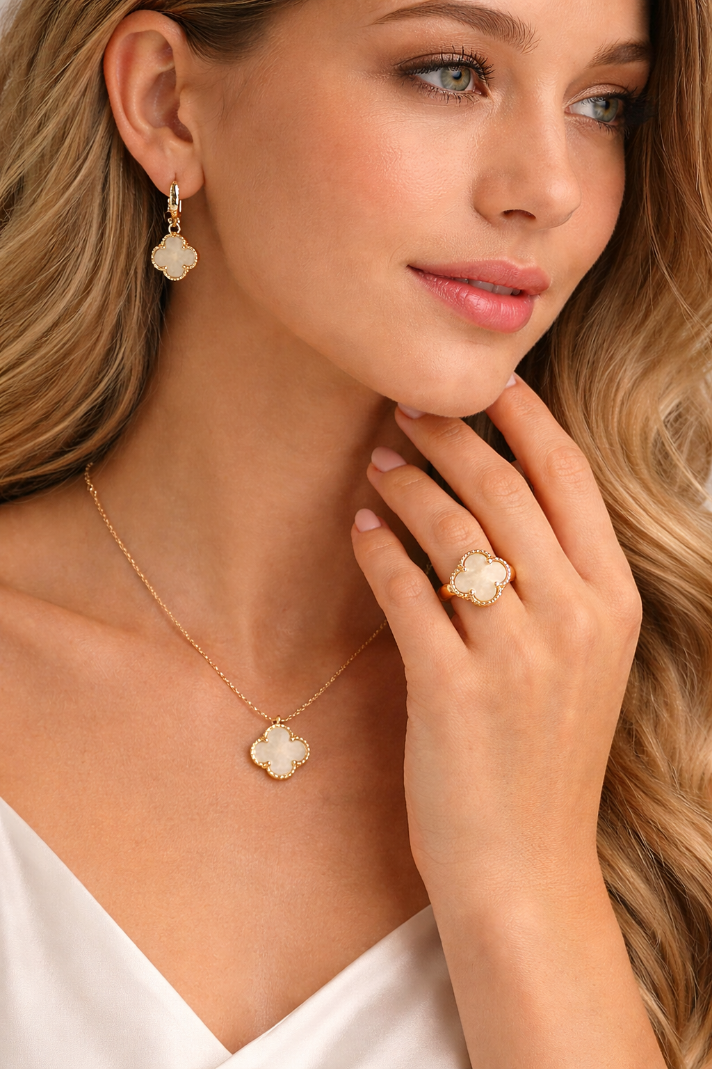 Mother-of-Pearl Clover Jewelry Half Set Van Cleef.