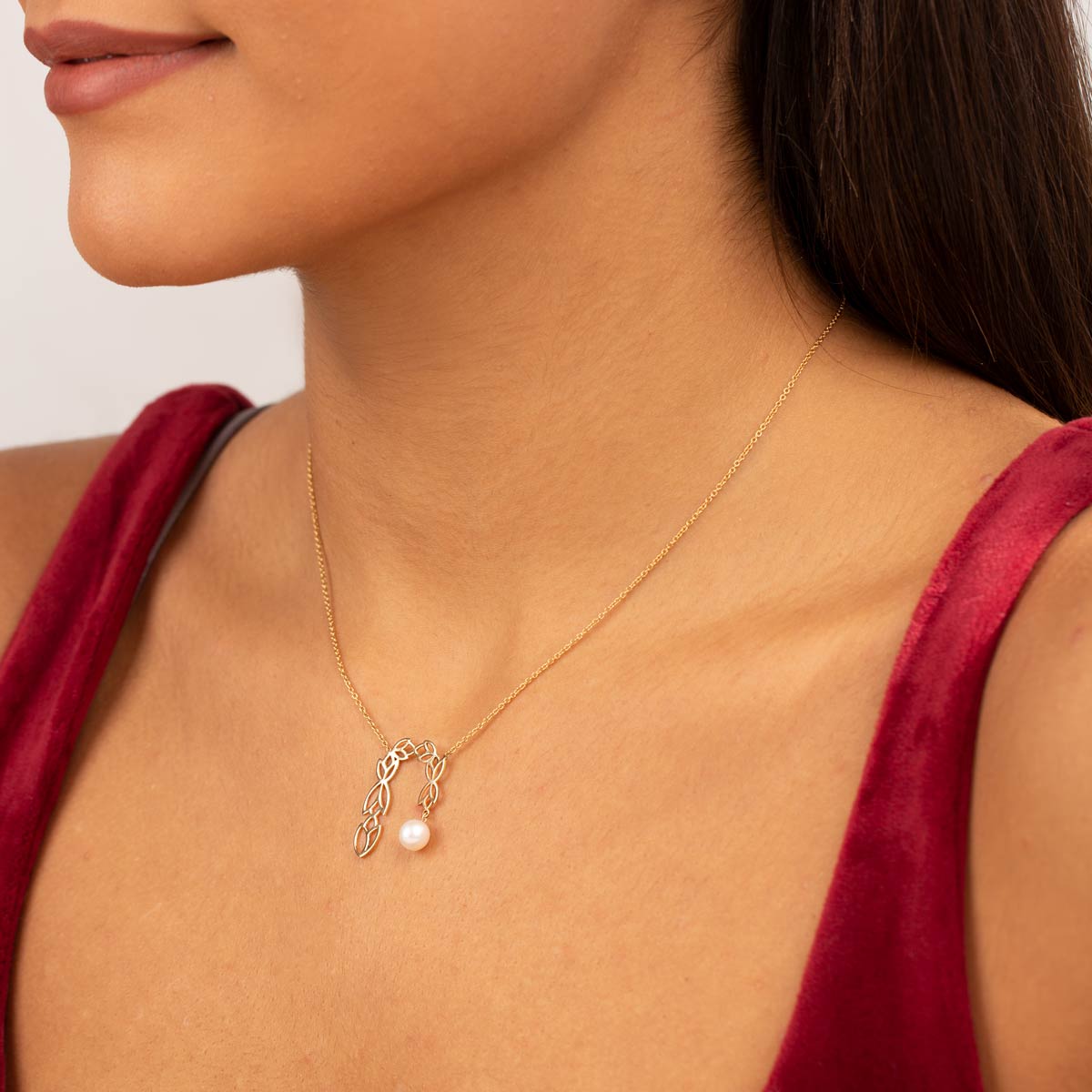 Curved Pendant Necklace with Pearl